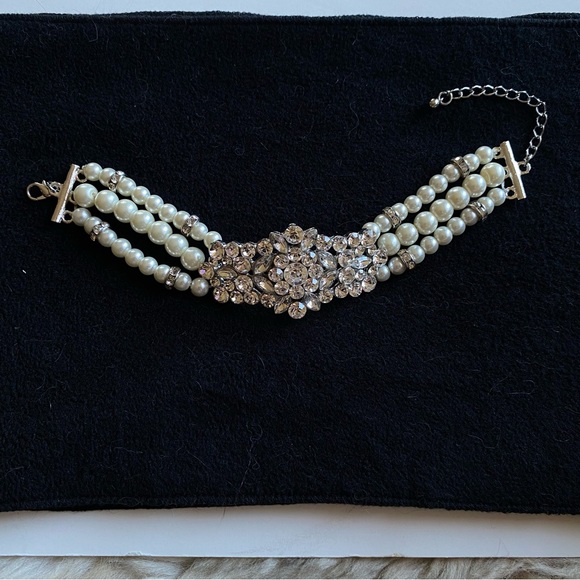 Rhinestone and pearl bracelet GUC lobster clasp silver tone detail, fancy piece! - Picture 2 of 4